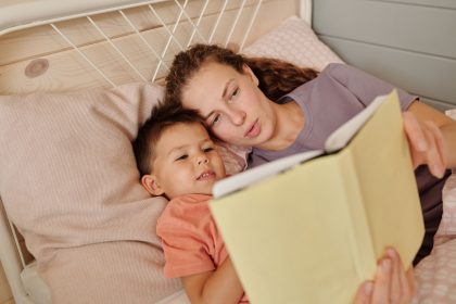 Ibu membaca buku bersama anak sebagai stimulasi bahasa sebelum tidur