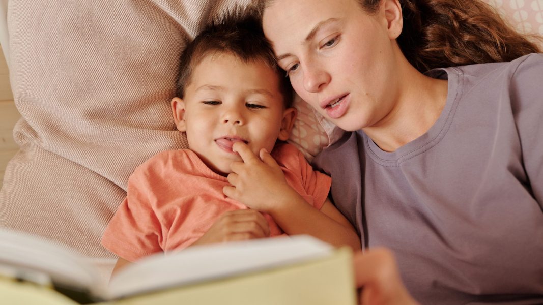 Tujuh aktivitas stimulasi bahasa anak sebelum tidur.
