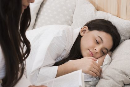 Tidur nyenyak setelah belajar untuk mendukung proses memori dan perkembangan kognitif.
